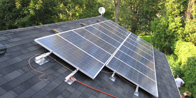 Montaje solar para techo de tejas: tapajuntas fotovoltaicos